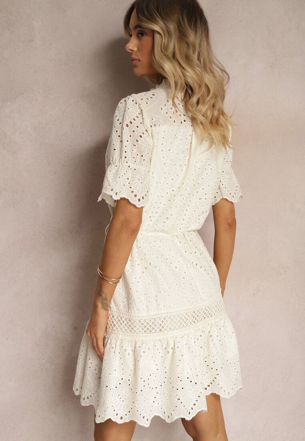 Renee - Jasnobeżowa Sukienka Boho z Bawełny Ozdobiona Ażurowym Wzorem Falbaną i Przewiązana Paskiem Nelah. Okazja: na co dzień, na imprezę. Kolor: beżowy. Materiał: bawełna. Wzór: ażurowy, aplikacja. Typ sukienki: proste. Styl: boho