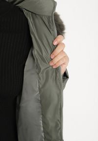 Born2be - Zielona Pikowana Kurtka z Kapturem z Futerkiem Tevea. Okazja: na spotkanie biznesowe, do pracy, na spacer. Typ kołnierza: kaptur. Kolekcja: plus size. Kolor: zielony. Materiał: futro. Styl: klasyczny, biznesowy, elegancki #3