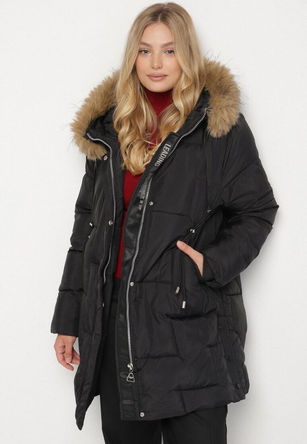 Born2be - Czarna Pikowana Kurtka z Kapturem z Futerkiem Ruvite. Typ kołnierza: kaptur. Kolekcja: plus size. Kolor: czarny. Materiał: futro