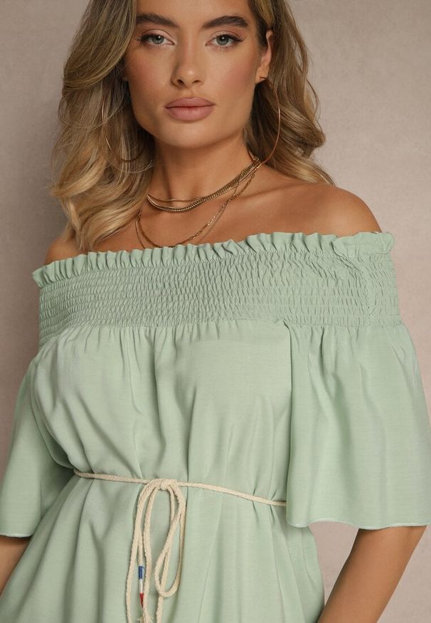 Renee - Zielona Sukienka Hiszpanka z Bawełną i Wiskozą Ozdobiona Sznurkiem Lilarelle. Okazja: na co dzień. Typ kołnierza: dekolt hiszpanka. Kolor: zielony. Materiał: bawełna, wiskoza. Wzór: aplikacja. Sezon: wiosna, lato. Typ sukienki: z odkrytymi ramionami. Styl: casual, elegancki