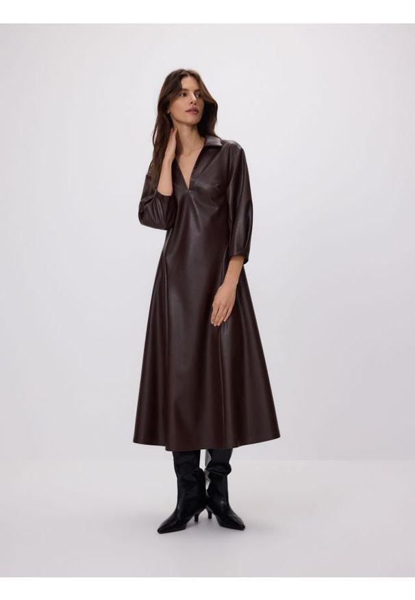 Reserved - Sukienka z imitacji skóry - brązowy. Kolor: brązowy. Materiał: skóra