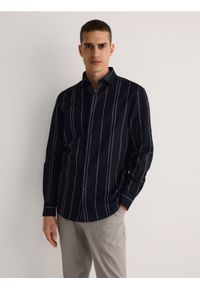 Reserved - Koszula regular fit z domieszką lnu - granatowy. Kolor: niebieski. Materiał: len #1