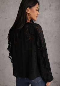 Renee - Czarna Koronkowa Bluzka z Falbankami Sewrana. Typ kołnierza: kołnierz z falbankami. Kolor: czarny. Materiał: koronka. Styl: elegancki #5