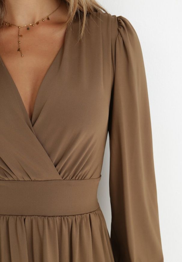 Born2be - Brązowa Sukienka Kopertowa Taliowana Maecenus. Okazja: na co dzień. Typ kołnierza: dekolt w serek. Kolor: brązowy. Materiał: wiskoza. Typ sukienki: kopertowe. Styl: casual, elegancki