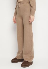 Born2be - Ciemnobeżowy Komplet Dzianinowy z Bawełną i Wełną Spodnie i Warkoczowy Sweter Errela. Kolor: beżowy. Materiał: dzianina, wełna, bawełna #2