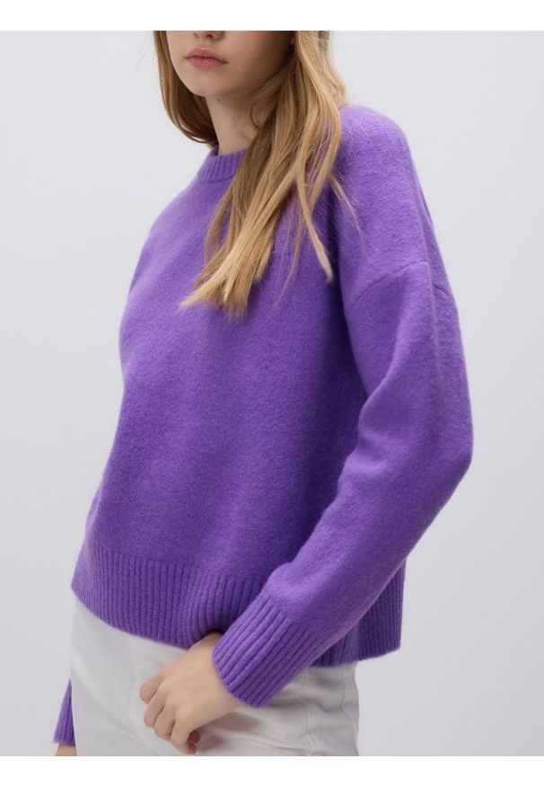 Reserved - Sweter z obniżoną linią ramion - fioletowy. Kolor: fioletowy. Materiał: wełna, dzianina