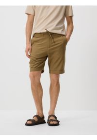 Reserved - Szorty regular z dodatkiem lnu - oliwkowy. Kolor: oliwkowy. Materiał: len