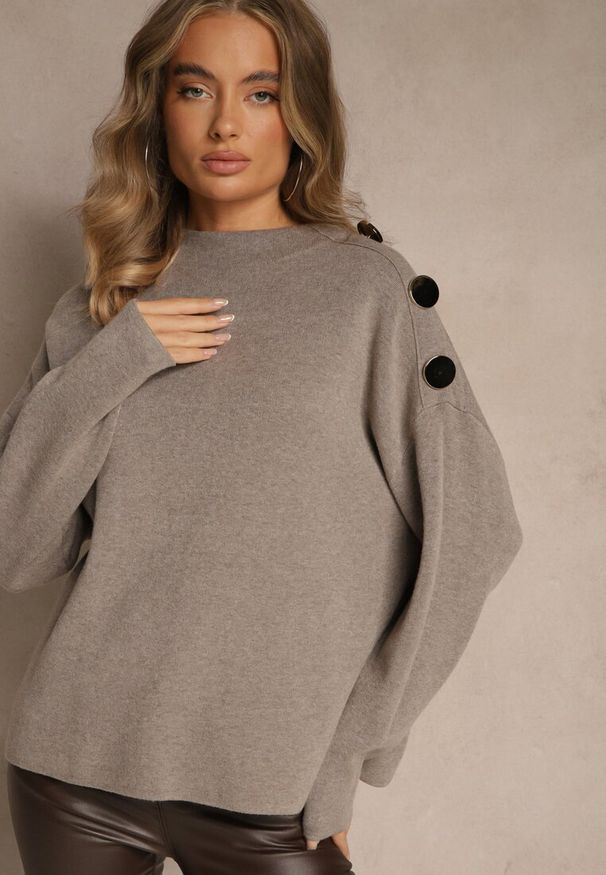 Renee - Beżowy Sweter z Metalicznymi Guzikami na Ramieniu Ederlia. Okazja: na spotkanie biznesowe, do pracy. Typ kołnierza: golf. Kolor: beżowy. Materiał: skóra. Styl: elegancki, biznesowy