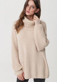 Born2be - Beżowy Golf Oversize Out Of This World. Okazja: na spacer, na co dzień. Typ kołnierza: golf. Kolor: beżowy. Materiał: wiskoza, jeans, dzianina, skóra. Długość: długie. Wzór: prążki. Styl: elegancki, casual, klasyczny #3