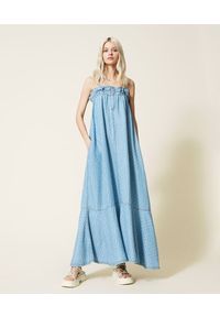 TwinSet - Długa zwiewna sukienka dżinsowa Twinset. Kolor: niebieski. Materiał: poliester. Długość rękawa: na ramiączkach. Wzór: kwiaty. Długość: maxi