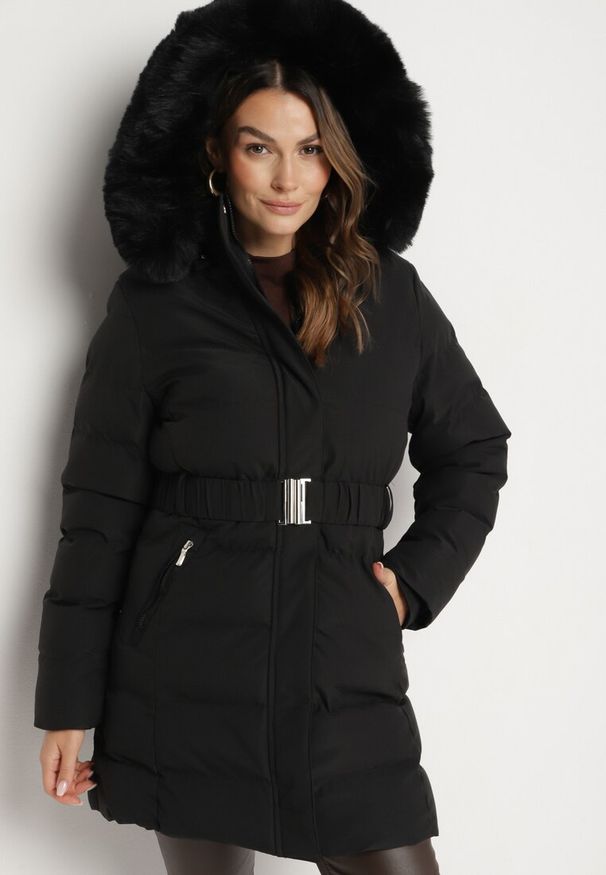 Born2be - Czarna Pikowana Kurtka z Paskiem w Talii i Kapturem Daicy. Okazja: na co dzień. Kolor: czarny. Materiał: jeans. Styl: klasyczny, casual, elegancki