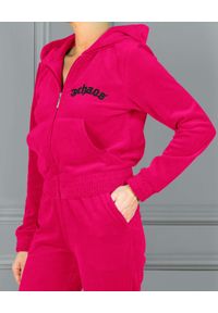 CHAOS BY MARTA BOLIGLOVA - Różowa bluza welurowa z logo GOTHIC. Kolor: wielokolorowy, fioletowy, różowy. Materiał: welur. Wzór: aplikacja