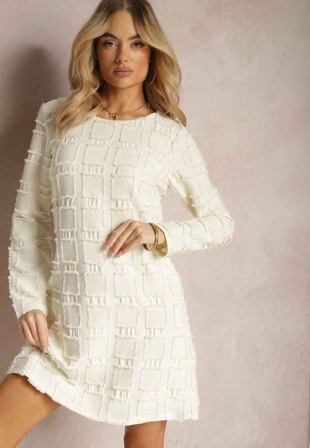 Renee - Beżowa Elegancka Sukienka z Kokardą i Ozdobnymi Kwadratami Sadunna. Okazja: na co dzień, na spotkanie biznesowe. Typ kołnierza: kokarda. Kolor: beżowy. Długość rękawa: krótki rękaw. Typ sukienki: proste. Styl: elegancki