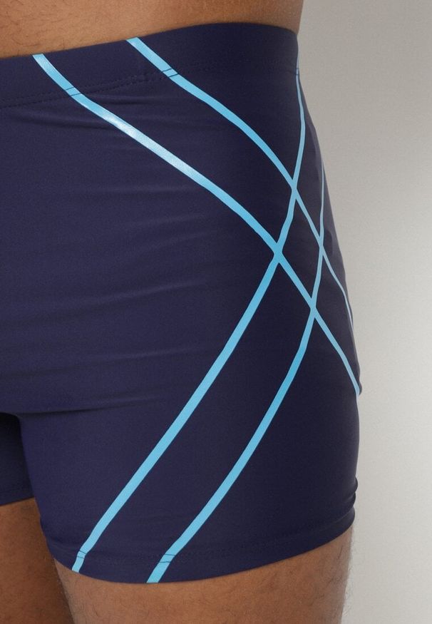 Born2be - Granatowo-Niebieskie Kąpielówki Bokserki ze Ściągaczem Zdobione Geometrycznym Wzorem Folenis. Kolor: niebieski. Materiał: len. Wzór: geometria, aplikacja