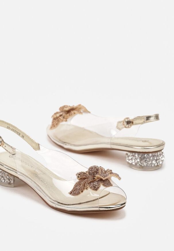 Born2be - Złote Przezroczyste Sandały z Wkładką Skórzaną Cyrkoniami i Kwiatem 3D Dalirae. Okazja: na imprezę. Zapięcie: sprzączka. Kolor: złoty. Materiał: skóra. Wzór: kwiaty. Styl: elegancki