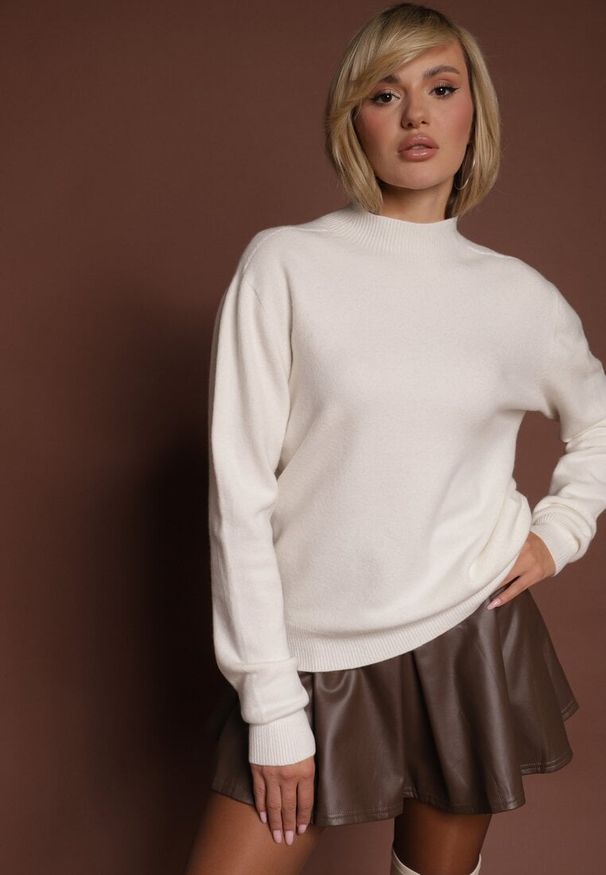 Renee - Biały Gładki Sweter z Półgolfem z Dzianiny z Wełną i Wiskozą Zaiara. Okazja: na co dzień. Kolor: biały. Materiał: wełna, wiskoza, dzianina. Długość rękawa: długi rękaw. Długość: długie. Wzór: gładki. Styl: klasyczny, casual