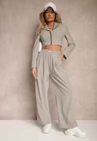 Renee - Jasnoszare Spodnie o Szerokim Kroju z Bawełną High Waist Ozdobione Naszywką Naneriela. Okazja: na co dzień. Stan: podwyższony. Kolor: szary. Materiał: bawełna. Wzór: aplikacja. Styl: elegancki, casual #5