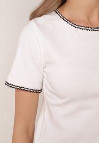 Born2be - Biały Bawełniany T-shirt z Metaliczną Lamówką przy Dekolcie i Rękawach Ianania. Okazja: do pracy, na co dzień. Kolor: biały. Materiał: bawełna. Styl: elegancki, klasyczny, casual #7