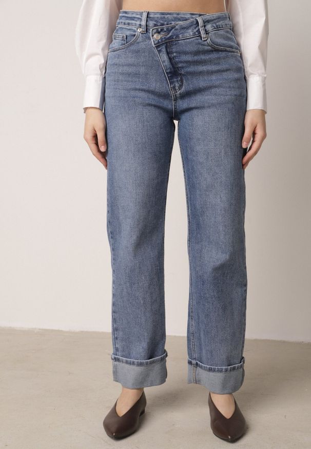 Born2be - Niebieskie Jeansy Bawełniane z Asymetrycznym Zapięciem i Wywiniętymi Nogawkami Ellenesta. Okazja: na spacer, na co dzień. Kolor: niebieski. Styl: casual, elegancki