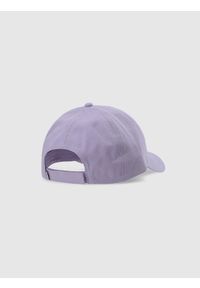 4f - Czapka z daszkiem strapback uniseks - fioletowa. Kolor: fioletowy. Materiał: materiał, bawełna. Sezon: lato. Styl: sportowy