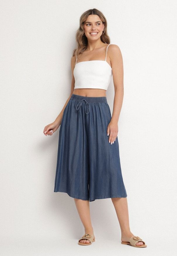 Born2be - Granatowe Bawełniane Szorty Bermudy o Szerokim Kroju z Ozdobnym Wiązaniem Falpio. Okazja: na co dzień. Kolor: niebieski. Materiał: bawełna. Styl: casual, elegancki