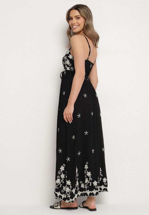 Born2be - Czarna Sukienka z Wiskozy Ozdobiona Haftami Lunireia. Okazja: na co dzień. Typ kołnierza: dekolt w kształcie V. Kolor: czarny. Materiał: wiskoza. Długość rękawa: na ramiączkach. Wzór: aplikacja, haft. Typ sukienki: proste. Styl: casual