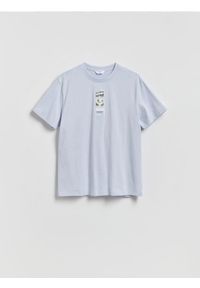 Reserved - T-shirt comfort z nadrukiem - jasnoniebieski. Kolor: niebieski. Materiał: bawełna, dzianina. Wzór: nadruk #1