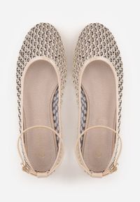 Born2be - Jasnobeżowe Siateczkowe Balerinki z Wkładką ze Skóry Naturalnej Ozdobione Aplikacją Adriarissa. Okazja: na co dzień, na spotkanie biznesowe. Zapięcie: sprzączka. Kolor: beżowy. Materiał: skóra. Wzór: aplikacja. Sezon: lato. Styl: casual, biznesowy, elegancki #2