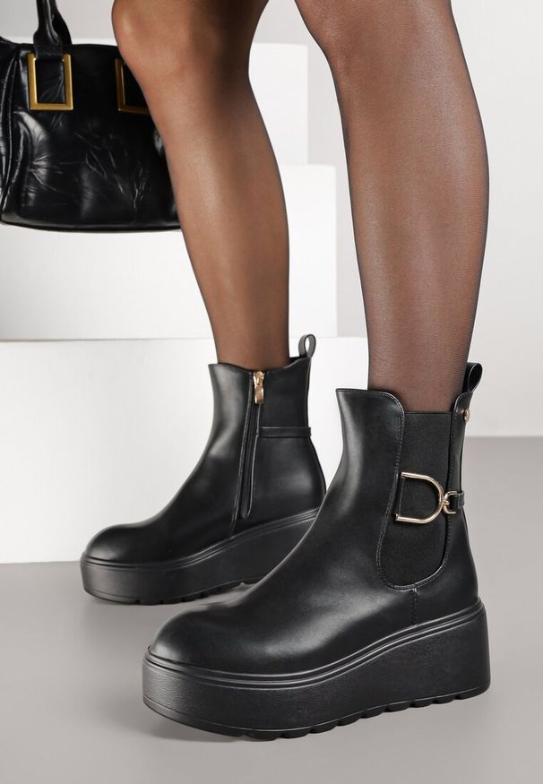 Renee - Czarne Botki Sztyblety Vices na Platformie Ozdobione Klamrami Falinnea. Okazja: na co dzień. Zapięcie: klamry. Kolor: czarny. Wzór: aplikacja. Obcas: na platformie. Styl: casual, street, elegancki