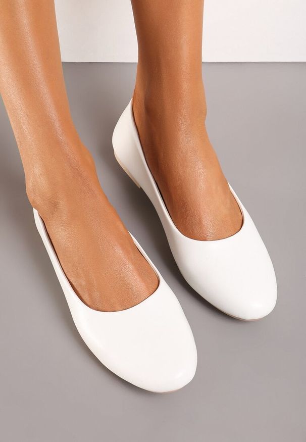 Born2be - Białe Wsuwane Balerinki z Ekoskóry na Płaskiej Podeszwie Imenna. Okazja: na co dzień. Zapięcie: bez zapięcia. Kolor: biały. Materiał: jeans. Obcas: na płaskiej podeszwie. Styl: casual, elegancki