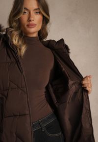 Renee - Brązowa Klasyczna Kurtka z Pikowanymi Przeszyciami i Kapturem z Futrem Mundrie. Okazja: na spacer, na co dzień. Kolor: brązowy. Materiał: futro. Wzór: aplikacja. Styl: klasyczny #3