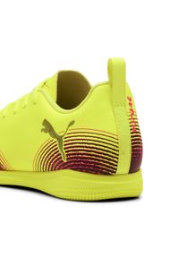 Puma - Młodzieżowe halowe buty piłkarskie FUTURE 8 PLAY IT PUMA. Kolor: czarny, różowy, wielokolorowy, żółty. Materiał: guma, syntetyk. Szerokość cholewki: normalna. Sport: piłka nożna