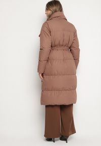 Born2be - Jasnobrązowa Kurtka Płaszcz Zapinana na Napy Ukryte pod Plisą z Kieszeniami i Paskiem Ritallas. Typ kołnierza: kołnierzyk stójkowy. Kolor: brązowy. Materiał: materiał. Długość: długie. Sezon: zima #3