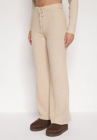 Born2be - Beżowy Prążkowany Komplet Dzianinowy z Bawełną Sweter z Półgolfem i Spodnie Elweda. Kolor: beżowy. Materiał: prążkowany, bawełna, dzianina #2