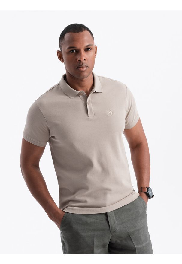Ombre Clothing - Jednokolorowa koszulka męska polo BASIC z dzianiny pique - ciemnobeżowa V5 - Rozmiar: S. Okazja: na co dzień. Typ kołnierza: polo. Kolor: beżowy. Materiał: dzianina. Wzór: haft, aplikacja, jednolity. Styl: sportowy, wizytowy, casual