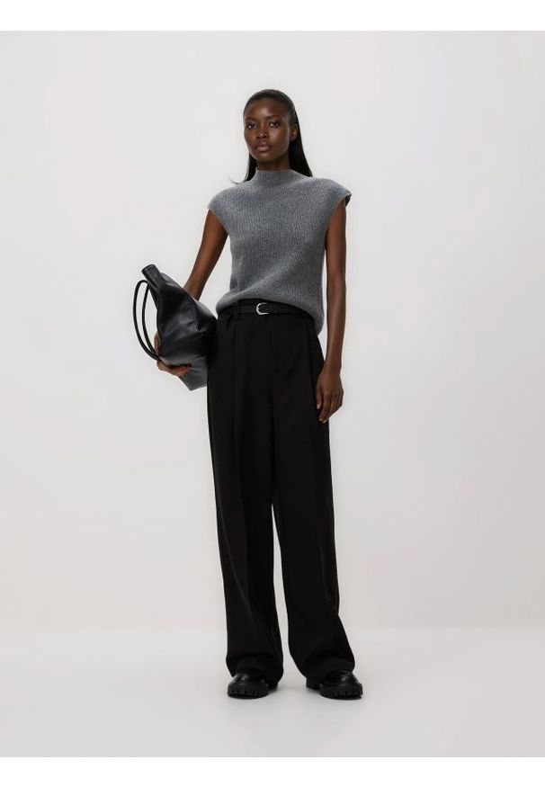 Reserved - Spodnie z paskiem - czarny. Kolor: czarny. Materiał: tkanina, wiskoza. Wzór: gładki