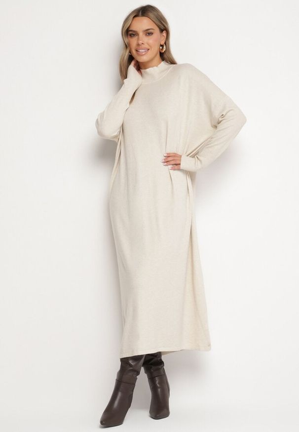Born2be - Jasnobeżowa Sweterkowa Sukienka z Golfem i Wiskozą o Pudełkowym Kroju Alirinna. Okazja: na co dzień. Typ kołnierza: golf. Kolor: biały. Materiał: wiskoza. Wzór: aplikacja, gładki. Sezon: zima, jesień. Styl: casual