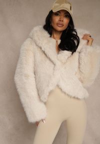 Renee - Beżowa Kurtka Futro z Nieodpinanym Kapturem Zetera. Okazja: na co dzień. Kolor: beżowy. Materiał: futro. Styl: casual, klasyczny #3