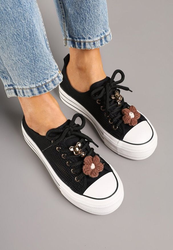 Born2be - Czarne Ażurowe Trampki na Grubej Podeszwie z Ozdobami 3D Onivetta. Okazja: na co dzień. Kolor: czarny. Materiał: jeans. Wzór: aplikacja, ażurowy. Styl: klasyczny, casual