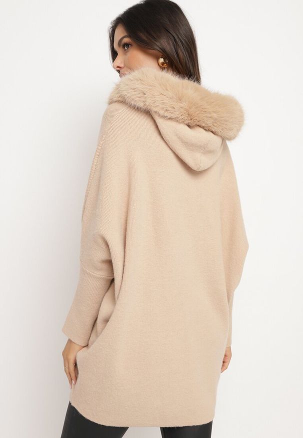 Born2be - Beżowy Sweter Typu Nietoperz z Odpinanym Futerkiem i Sznurkiem i Perełkami Nomizelle. Kolor: beżowy. Materiał: futro. Wzór: aplikacja. Styl: wizytowy