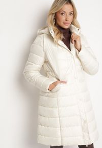 Born2be - Jasnobeżowa Kurtka Pikowana o Długim Kroju z Kapturem i Dwustronnym Suwakiem Sanasira. Okazja: na co dzień. Typ kołnierza: kaptur. Kolor: beżowy. Materiał: jeans, polar. Długość: długie. Styl: casual #4