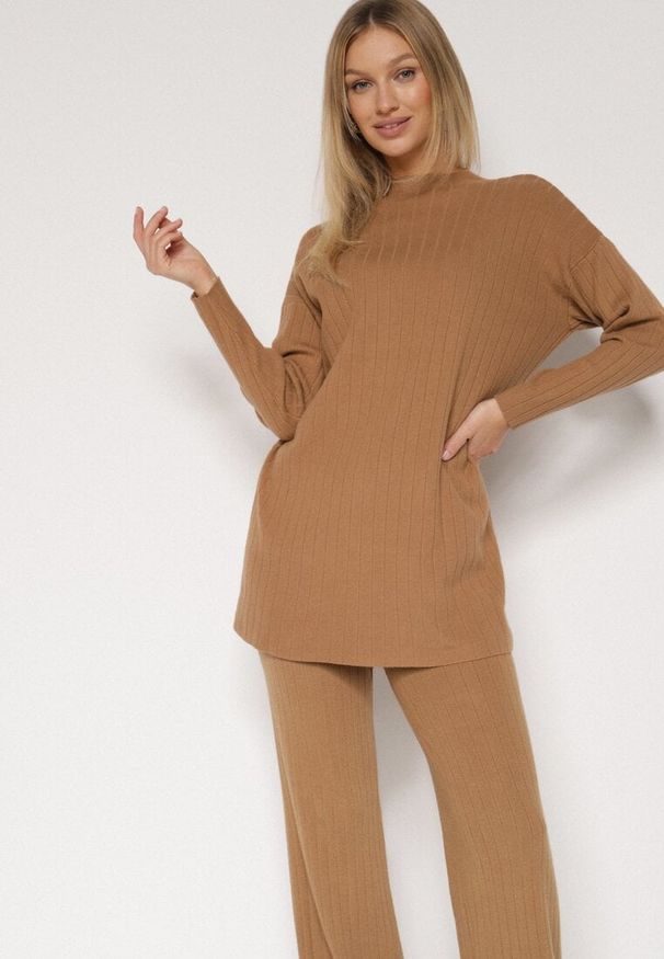 Born2be - Brązowy Prążkowany Komplet Dzianinowy z Bawełną Sweter z Półgolfem i Spodnie Elweda. Kolor: brązowy. Materiał: prążkowany, bawełna, dzianina