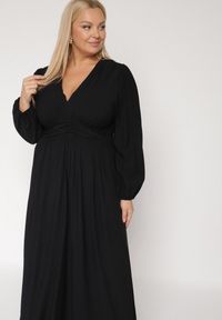 Born2be - Czarna Rozkloszowana Sukienka z Marszczeniem i Gumką w Pasie Fedorna. Okazja: na co dzień. Kolekcja: plus size. Kolor: czarny. Typ sukienki: dla puszystych. Styl: casual, elegancki #4