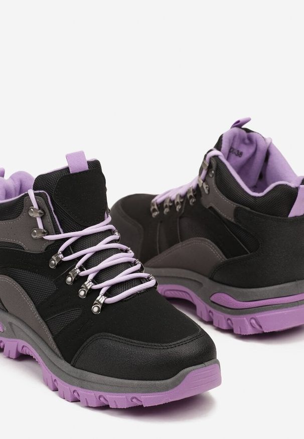 Renee - Czarno-Fioletowe Buty Trekkingowe Trapery Vices z Geometrycznym Wzorem Norrive. Okazja: na co dzień. Kolor: czarny. Materiał: skóra. Wzór: geometria. Styl: casual