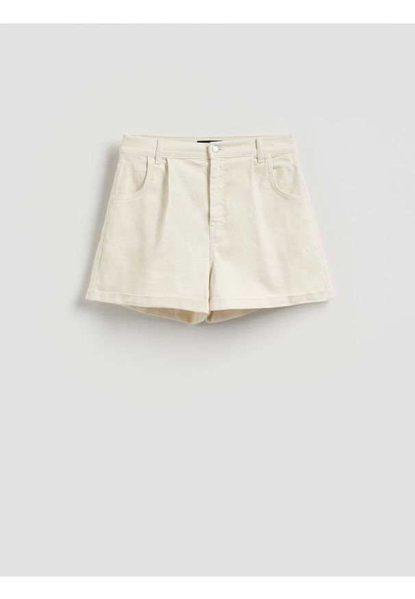 Reserved - Jeansowe szorty - biały. Kolor: biały. Materiał: jeans