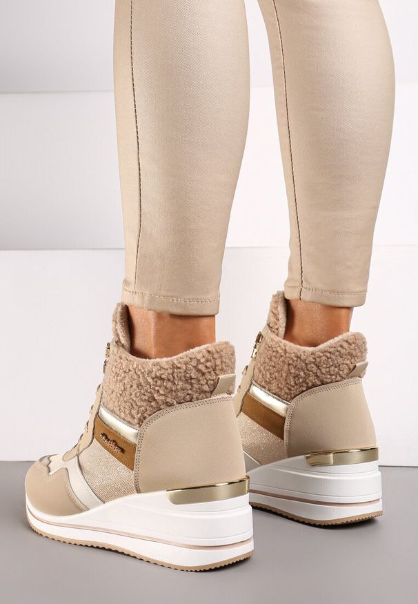 Renee - Ciemnobeżowe Botki na Koturnie w Streetwearowym Stylu Ozdobione Futerkiem Arabelline. Okazja: na co dzień. Zapięcie: sznurówki. Kolor: beżowy. Materiał: futro. Wzór: aplikacja. Obcas: na koturnie. Styl: klasyczny, casual, elegancki