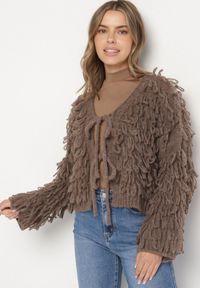 Born2be - Jasnobrązowy Wiązany Kardigan z Dodatkiem Wełny i Wiskozy Zdobiony Frędzlami Tiravea. Okazja: na co dzień. Typ kołnierza: dekolt w serek. Kolor: brązowy. Materiał: wełna, wiskoza. Długość rękawa: długi rękaw. Długość: długie. Wzór: aplikacja. Styl: casual, elegancki #6