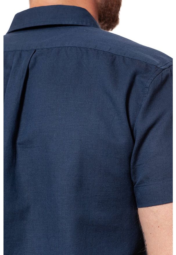 Wrangler - KOSZULA MĘSKA KRÓTKI RĘKAW WRANGLER SS 1 PKT SHIRT NAVY W5860LO35 112129506. Typ kołnierza: kołnierzyk klasyczny. Materiał: len, tkanina. Długość rękawa: krótki rękaw. Długość: krótkie. Wzór: gładki. Styl: klasyczny