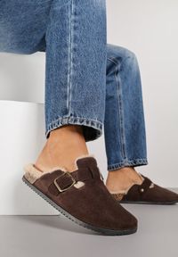 Renee - Brązowe Kapcie Typu Chodaki na Podeszwie z Korka Ozdobione Klamrą Alanelle. Okazja: na co dzień. Zapięcie: klamry. Kolor: brązowy. Materiał: jeans. Wzór: aplikacja. Styl: casual #4