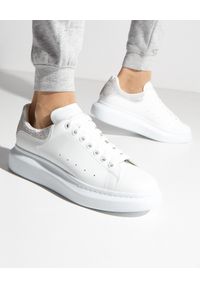 Alexander McQueen - ALEXANDER MCQUEEN - Sneakersy z kryształkami Swarovskiego. Nosek buta: okrągły. Zapięcie: sznurówki. Kolor: biały. Materiał: guma